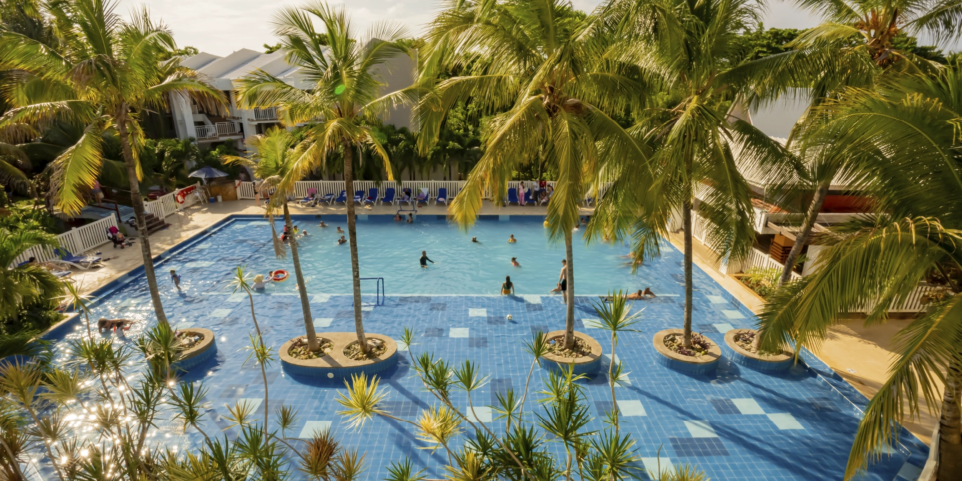 on-vacation-colombia-destino-nacional-san-andres-hotel-cove-palmeras-y-piscina