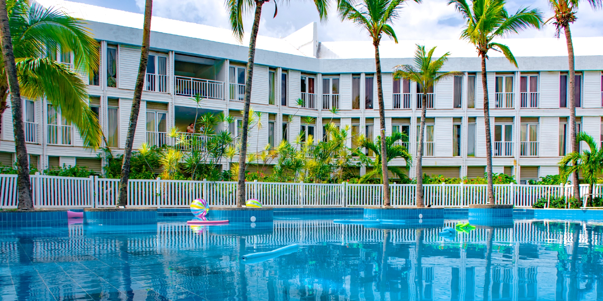 on-vacation-colombia-destino-nacional-san-andres-hotel-cove-piscina-y-palmeras