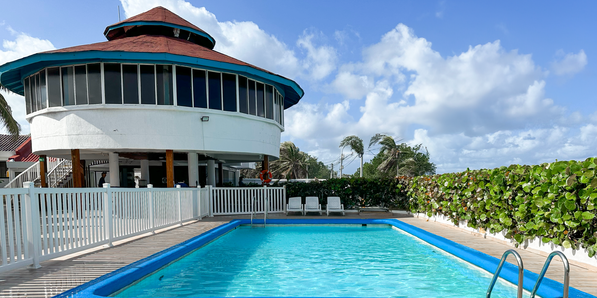 on-vacation-colombia-destino-nacional-san-andres-hotel-reef-piscina-hotel